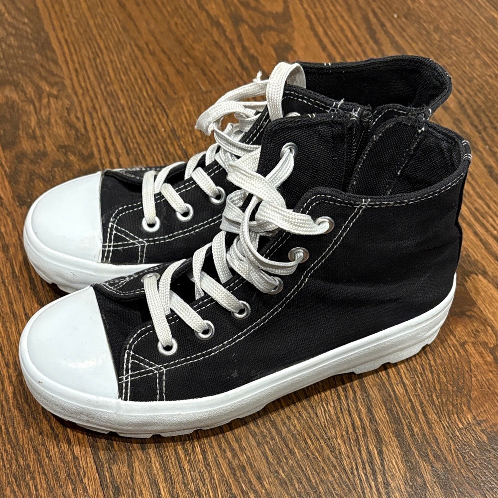 Tommy Bahama Kids Black and White High-Top Sneakers size 2 Zip Up